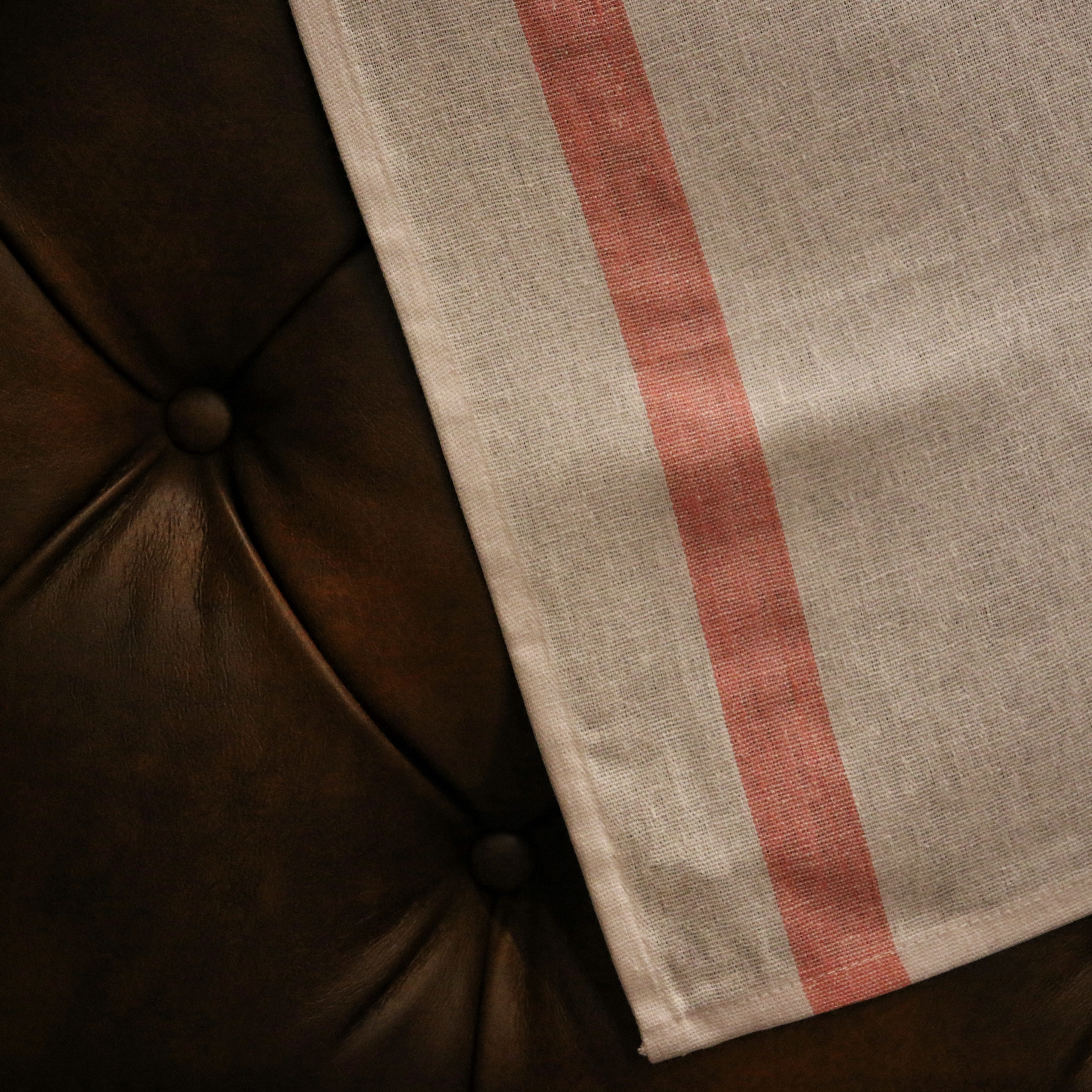 Le torchon en coton blanc avec bandes roses 50x77 cm